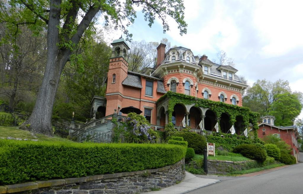 The Harry Packer Mansion Inn Jim Thorpe Room photo